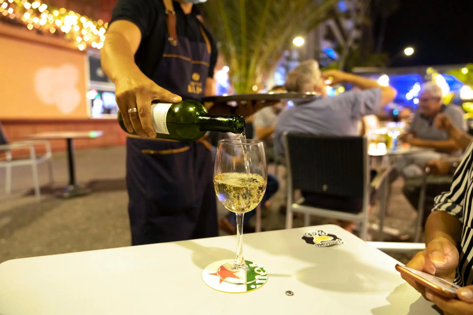 Imagen de un trabajador de la hostelería. / EFE - MIGUEL BARRETO