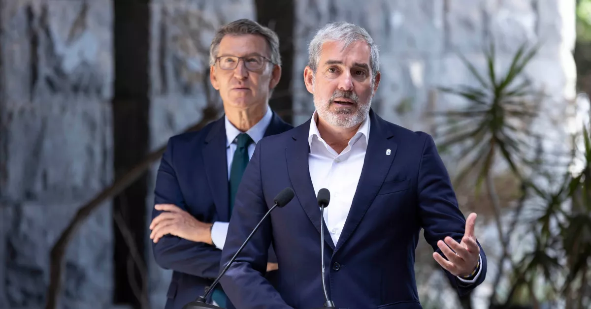 El presidente de Canarias, Fernando Clavijo, y el presidente del Partido Popular, Alberto Núñez Feijóo (i). / MIGUEL BARRETO-EFE