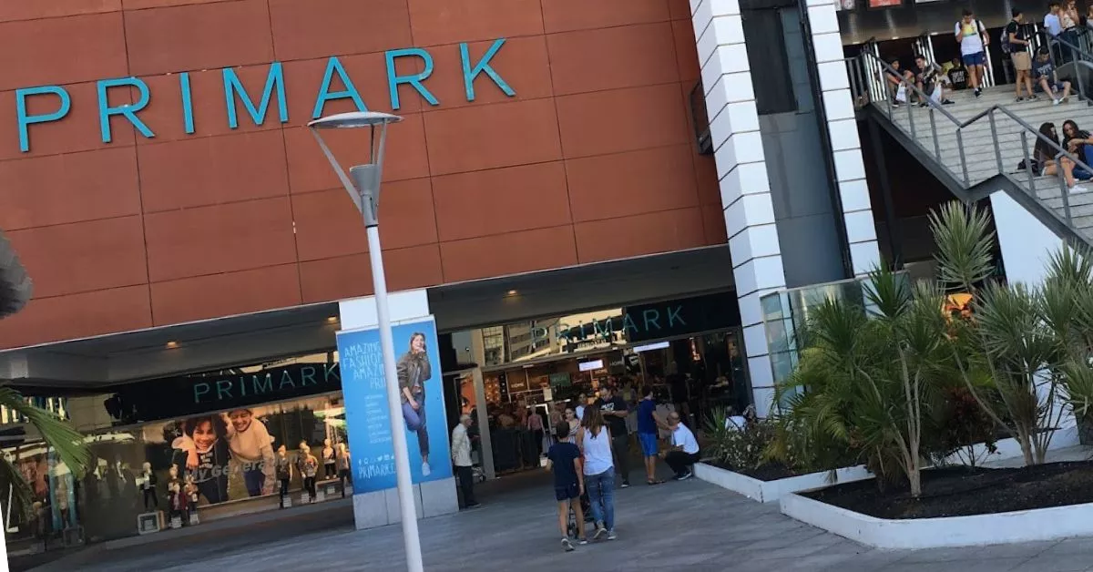 Primark cuenta con tres tiendas en Canarias pero solo una en la provincia occidental, ubicada en el Centro Comercial Meridiano de Tenerife./ REDES.