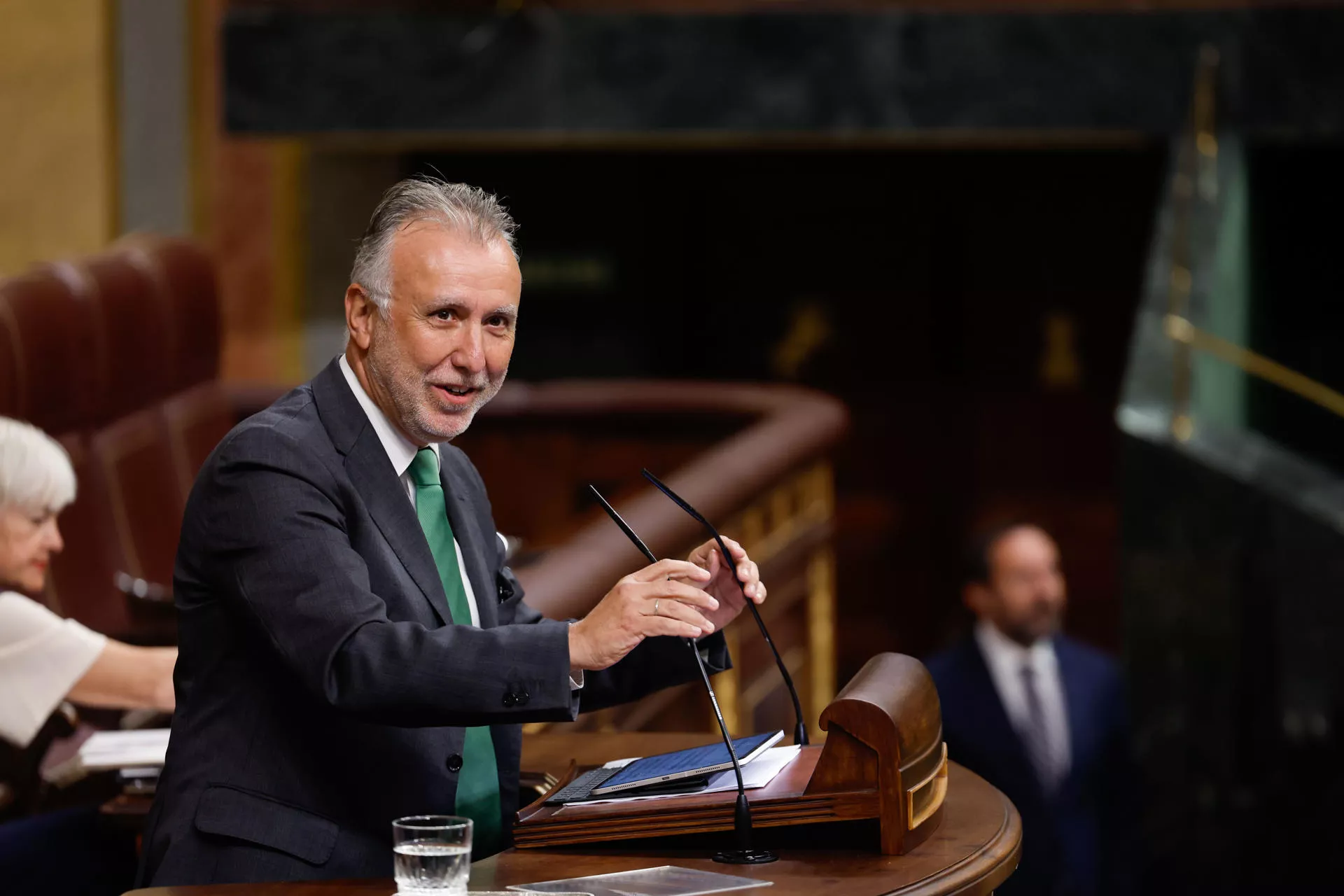 Ángel Víctor Torres, que en la imagen se dirige al hemiciclo del Congreso, lamenta el cinismo de Feijóo. / JAVIER LIZON-EFE