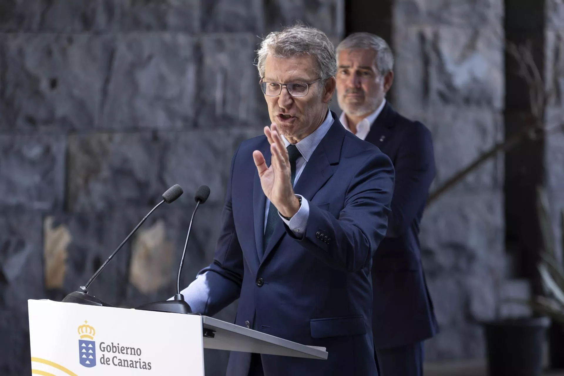 Alberto Núñez Feijóo, durante la rueda de prensa que ofreció este martes en Presidencia del Gobierno en Santa Cruz de Tenerife. / MIGUEL BARRETO-EFE 