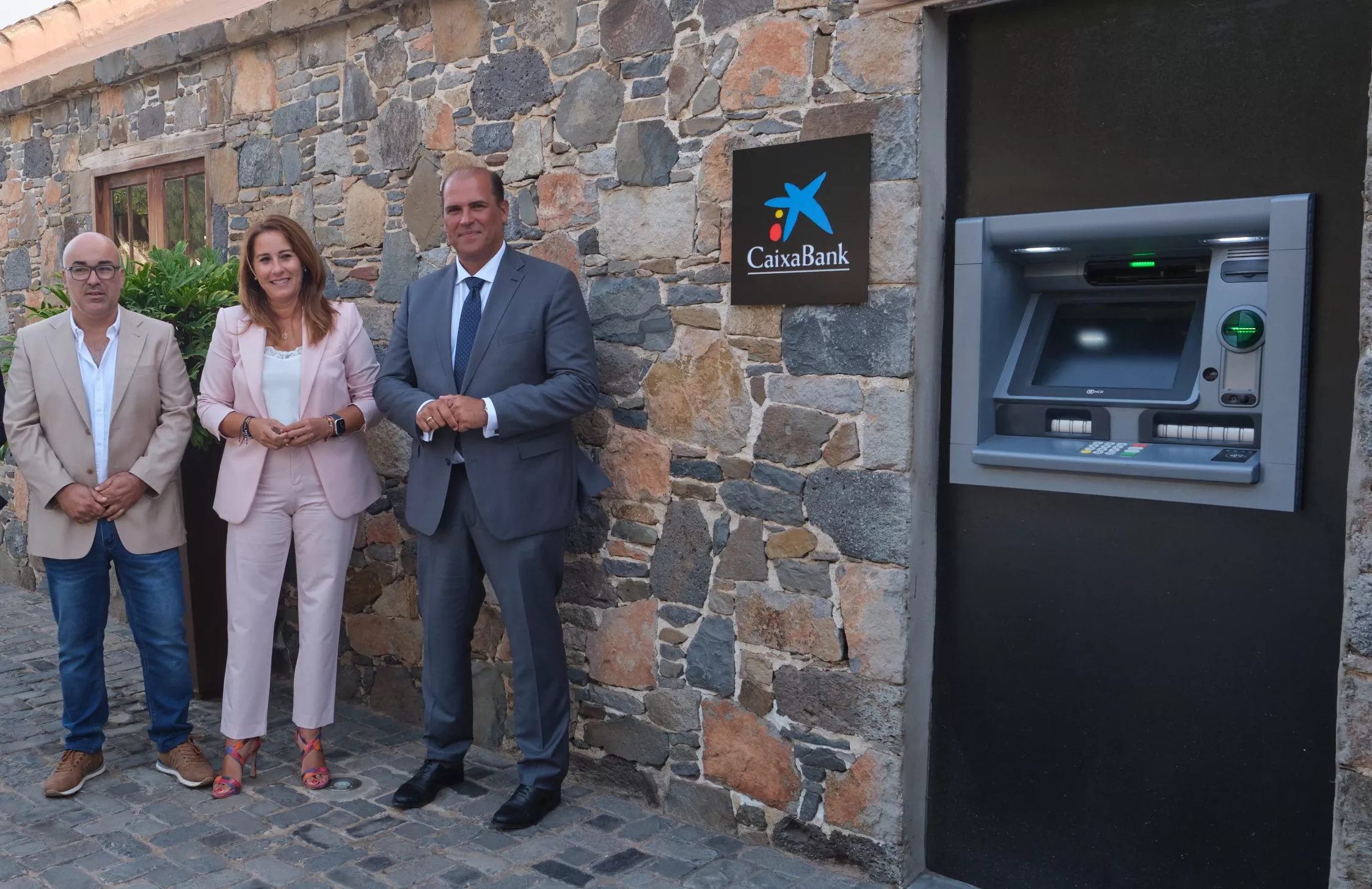 CalixaBank alcanza el 100% de cobertura financiera en Canarias. / AH