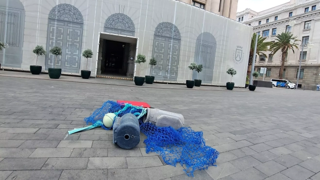 Restos de basura que Promemar ha recogido de los fondos marinos ante el Cabildo de Tenerife a modo de protesta / PROMEMAR Restos de basura que Promemar ha recogido de los fondos marinos ante el Cabildo de Tenerife a modo de protesta / PROMEMAR