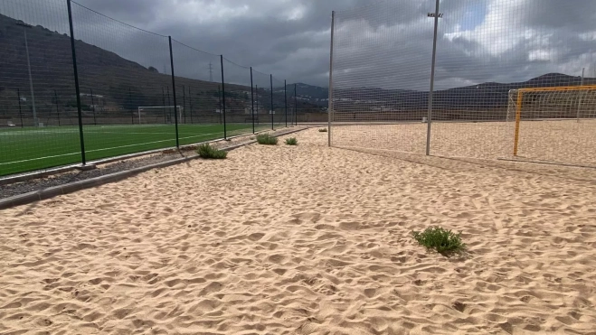Una mata de hierba crece en la cancha de vóley playa. / AH Una mata de hierba crece en la cancha de vóley playa. / AH