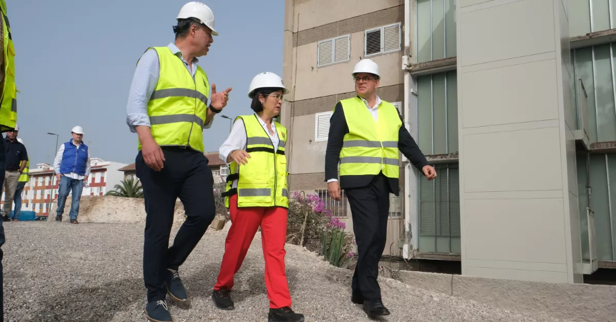 Carolina Darias, alcaldesa de Las Palmas de Gran Canaria, y Mauricio Roque, concejal de Planificación, Desarrollo Urbano y Vivienda, visitan obras de rehabilitación,/ CEDIDA