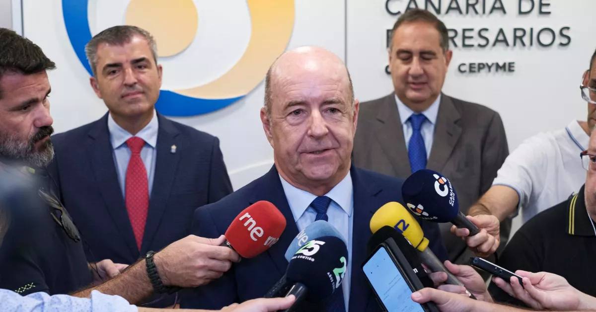 El vicepresidente del Gobierno de Canarias, Manuel Domínguez (i), ha mantenido este jueves una reunión con el presidente de la Confederación Canaria de Empresarios (CCE), Pedro Ortega (c). EFE/Ángel Medina G.