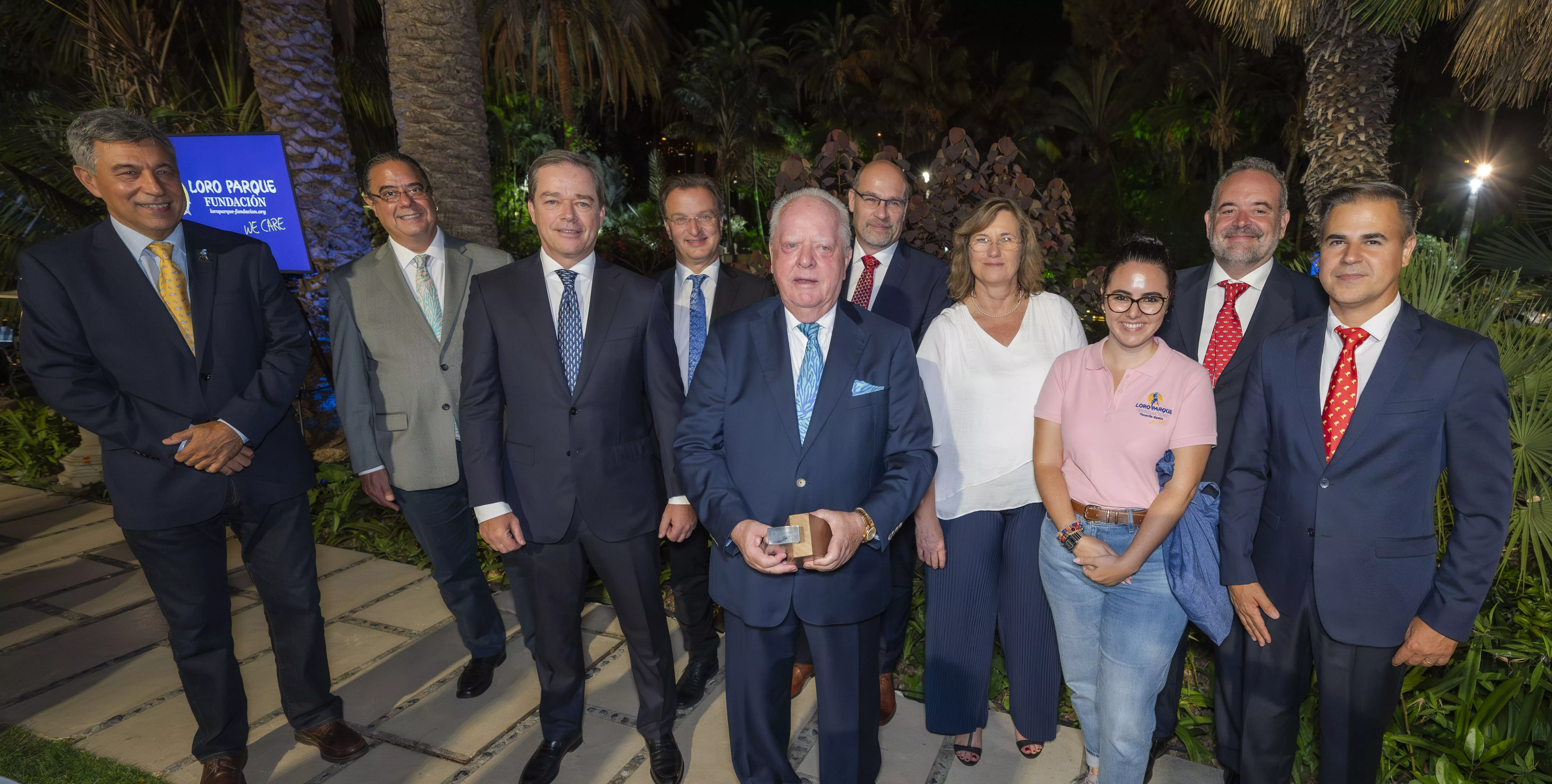El equipo de Loro Parque Fundación entrega un reconocimiento especial a Wolfgang Kiessling, fundador de la entidad. / AH