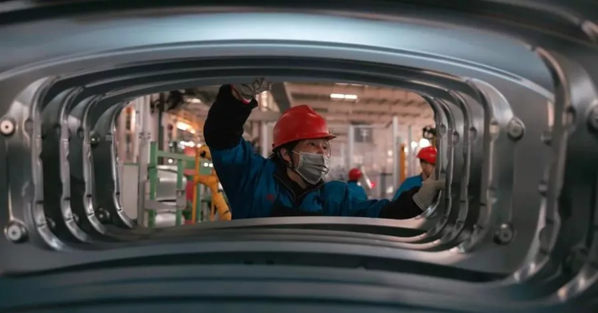 Una trabajadora de una empresa china de vehículos eléctricos / EFE