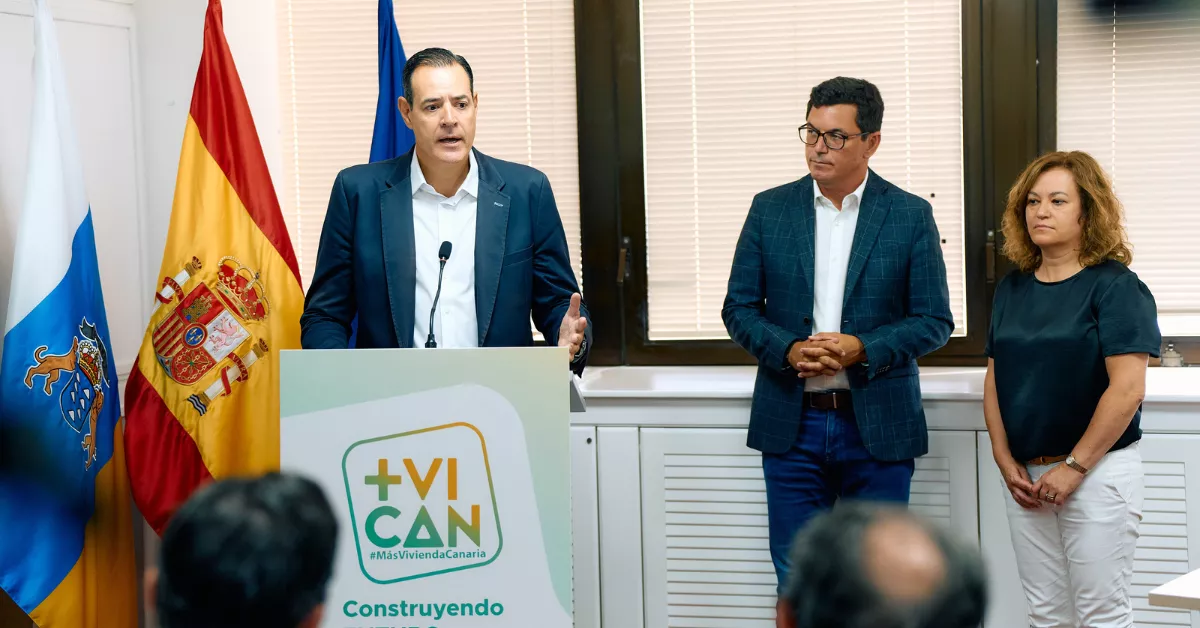 De izquierda a derecha, el secretario de AGV, Francisco Javier Sevilla, el consejero de Vivienda, Pablo Rodríguez, y la directora financiera de VISOCAN, Ana Celia Brito./ CEDIDA