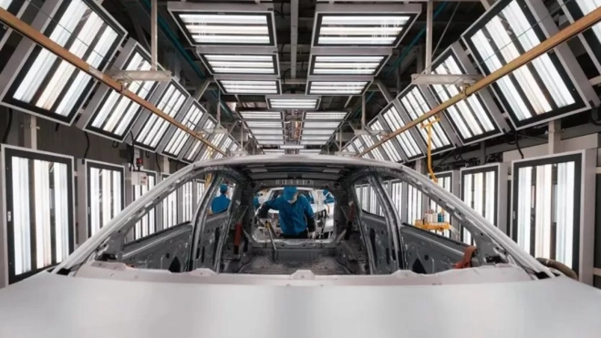 Un trabajador de una empresa china de vehículos eléctricos / EFE Un trabajador de una empresa china de vehículos eléctricos / EFE