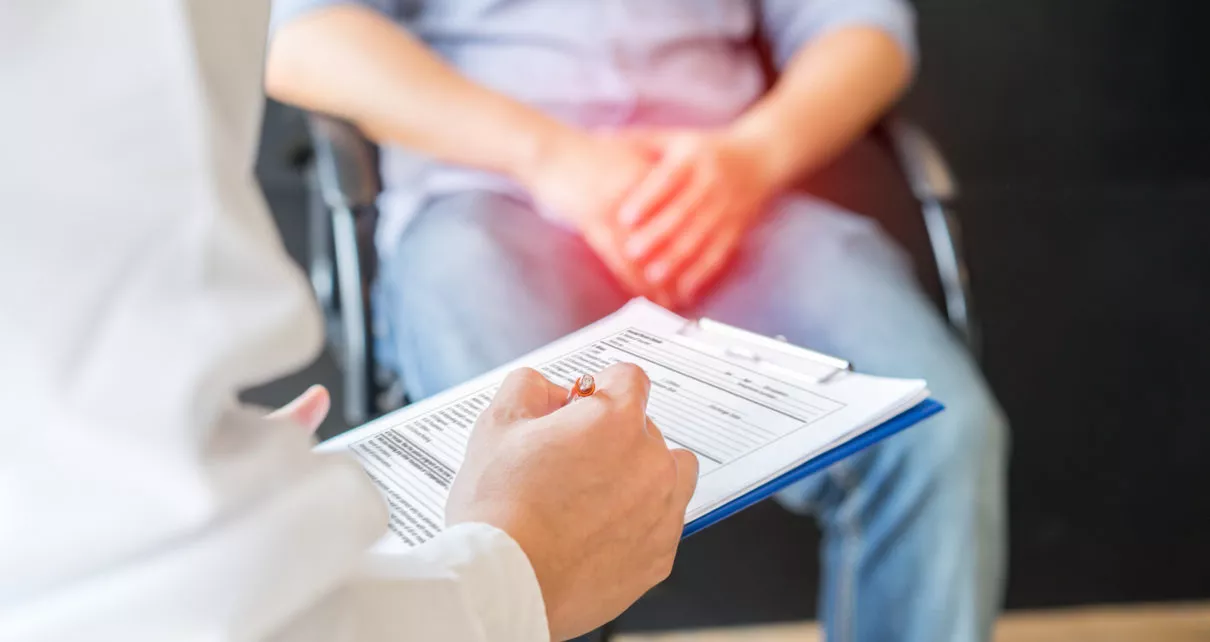 Médico atendiendo a paciente./ QUIRON