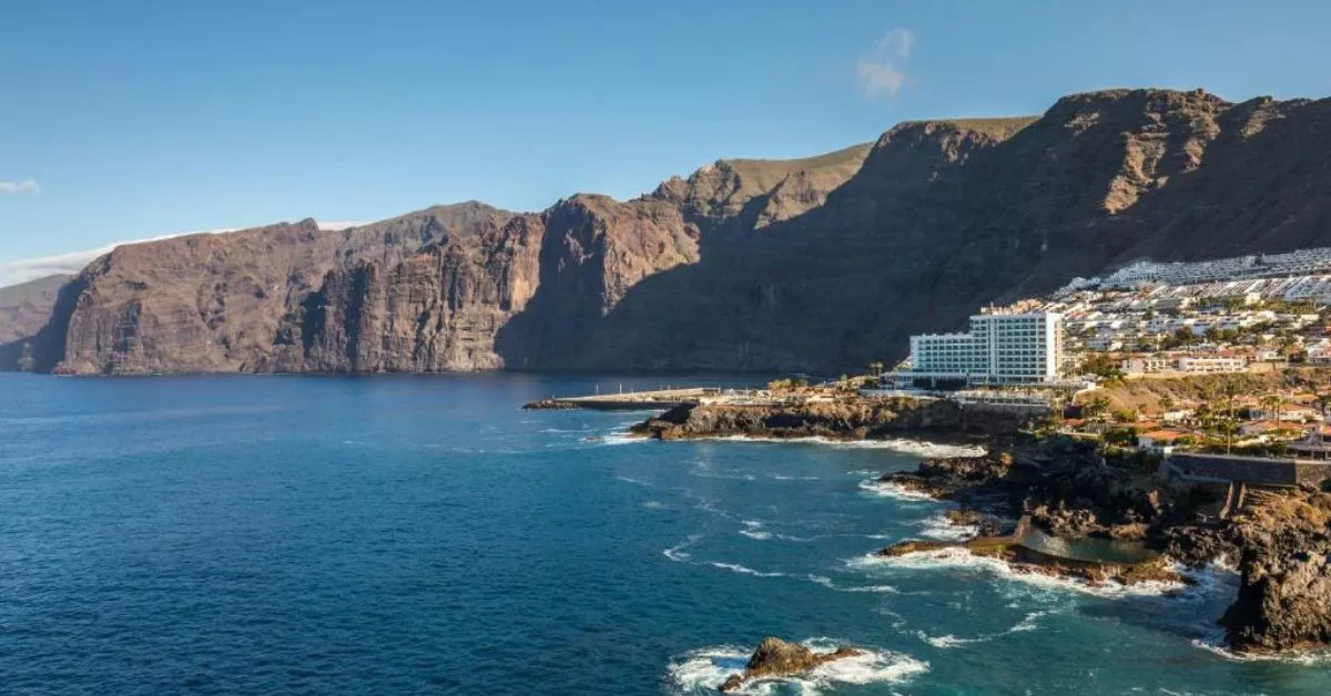 El hotel Barceló Santiago, donde se ubica el restaurante El Olivo, cuenta con unas vistas privilegiadas de los Acantilados de Los Gigantes y el mar Atlántico./ REDES.