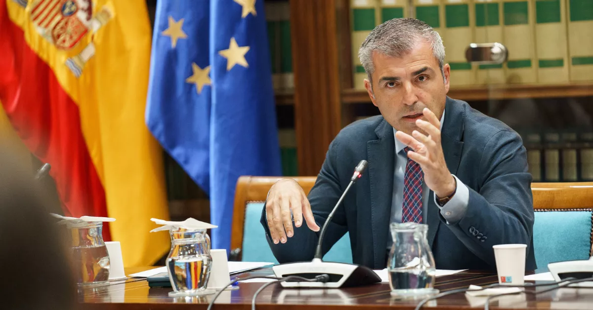El vicepresidente del Gobierno de Canarias, Manuel Domínguez, en Comisión de Economía, Industria y Comercio del Parlamento autonómico. / RAMÓN DE LA ROCHA EFE El vicepresidente del Gobierno de Canarias, Manuel Domínguez, en Comisión de Economía, Industria y Comercio del Parlamento autonómico. / RAMÓN DE LA ROCHA EFE