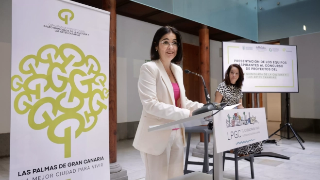 La alcaldesa Carolina Darias, en la presentación de los equipos aspirantes al concurso de proyectos del Paseo Guiniguada de la Cultura y las Artes Canarias. / 