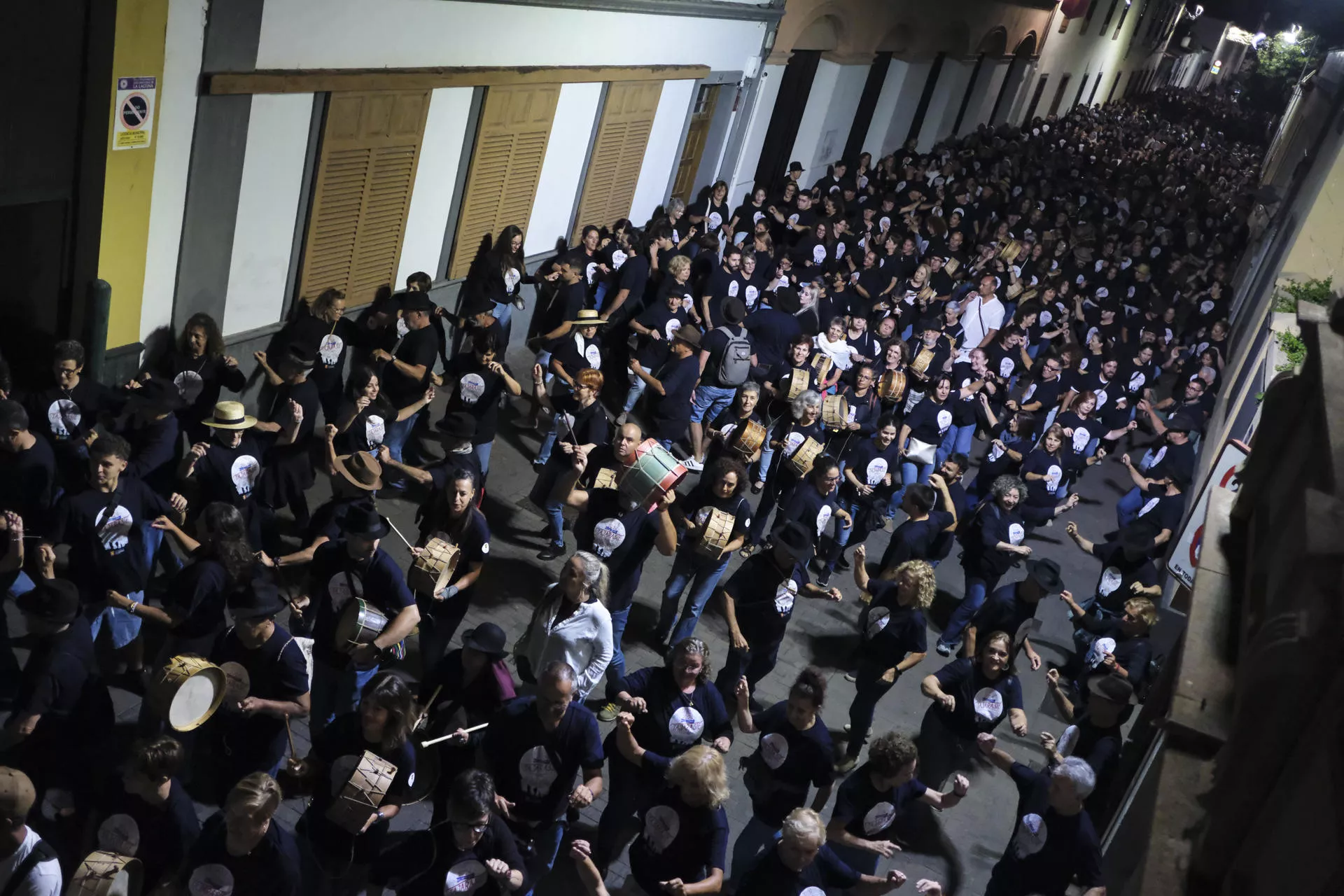 La Laguna bate el récord Guinness del baile tradicional más multitudinario del mundo. En la imagen, centenares de personas en la calle Viana. / ALBERTO VALDÉS-EFE