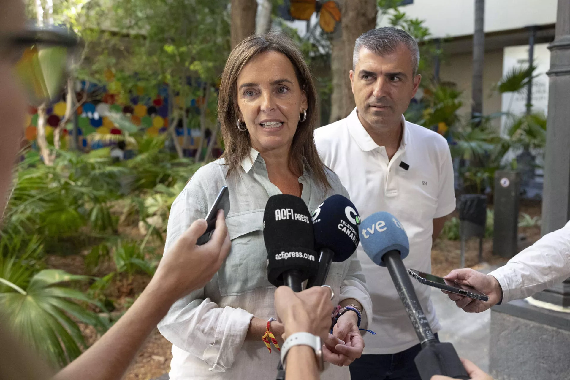 Domínguez niega el abandono a migrantes menores y dice que acatarán las instrucciones de Fiscalía. En la imagen, el vicepresidente del Gobierno de Canarias observa a Carmen Fúnez, vicesecretaria nacional de Organización del PP. / 