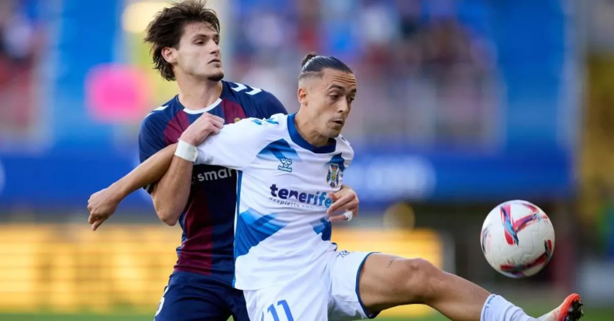 Luismi Cruz volvió a ser titular y fue el único jugador de ataque que completó todo el partido en la derrota del Tenerife por 1-0 ante el Eibar en Ipurúa./ LALIGA.