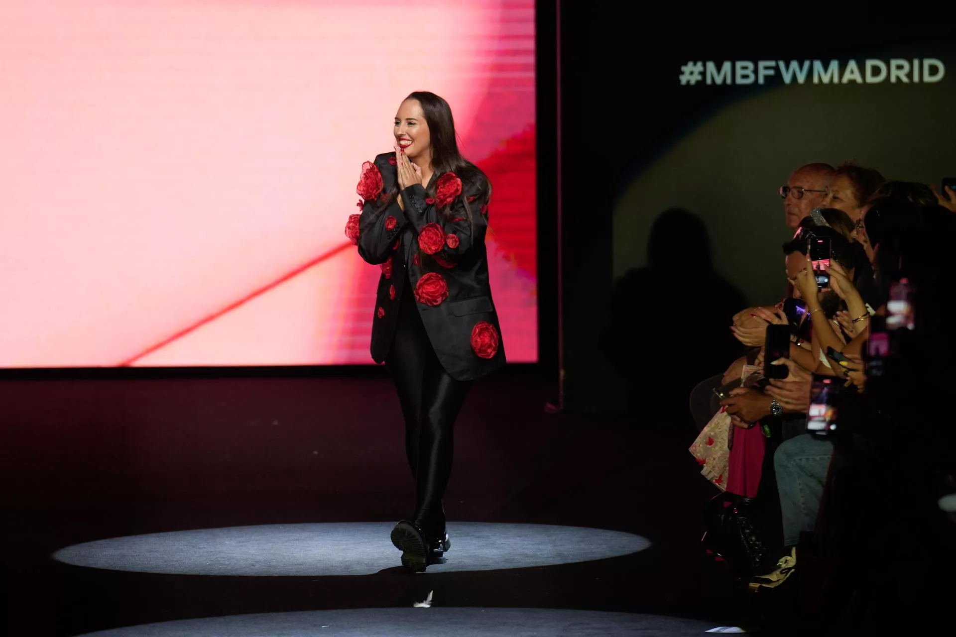La diseñadora Paloma Suárez durante su desfile en la Mercedes-Benz Madrid Fashion Week que se celebra, este sábado en Madrid. / BORJA SÁNCHEZ-EFE