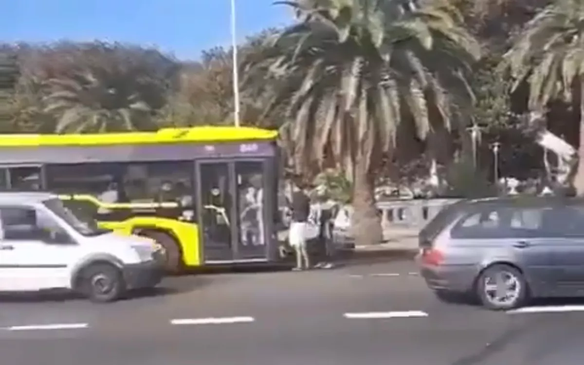 Dos magrebíes impiden circular a una guagua en Las Palmas de Gran Canaria. / AH