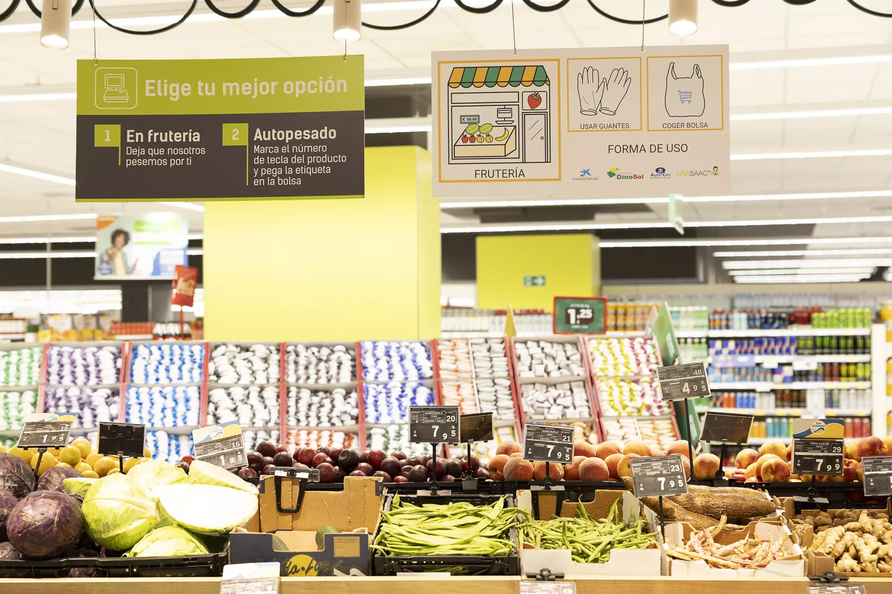 Las cadenas de súper regionales como Dinosol en Canarias crecen en superficie el doble que la media. / AH