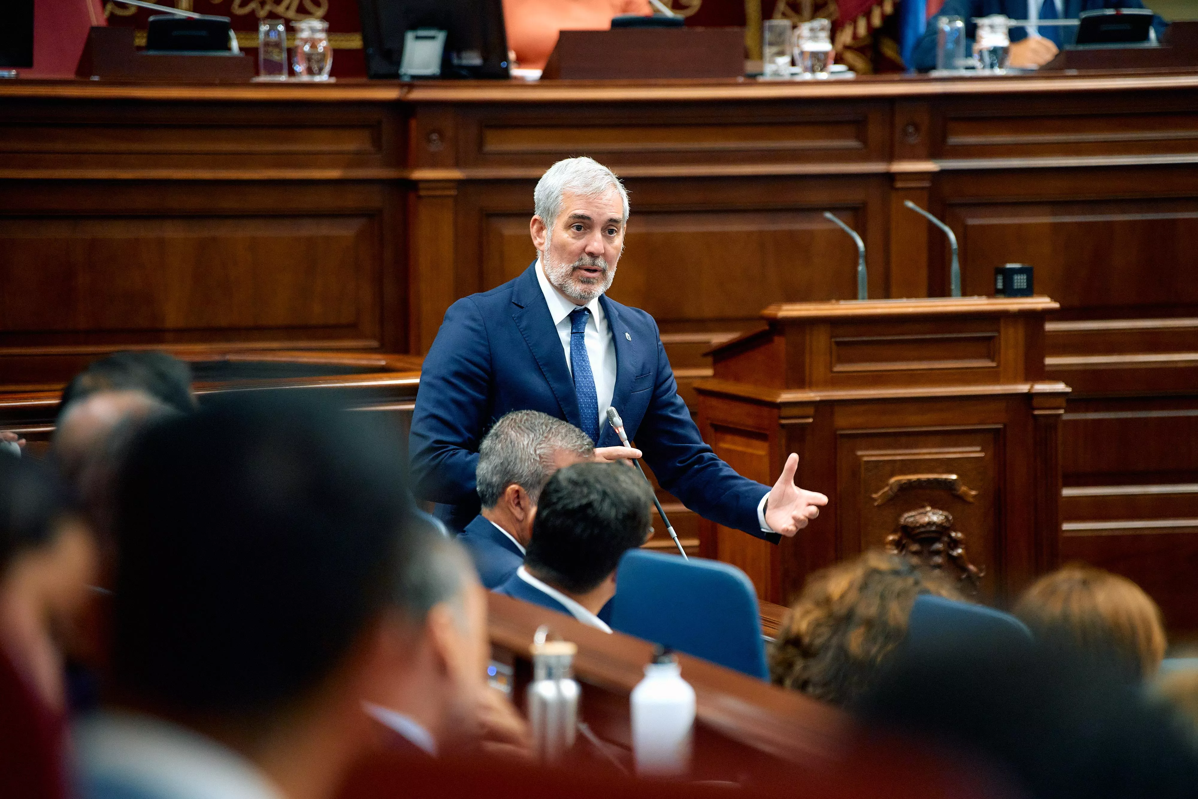 El presidente de Canarias, Fernando Clavijo, en sede parlamentaria. / AH