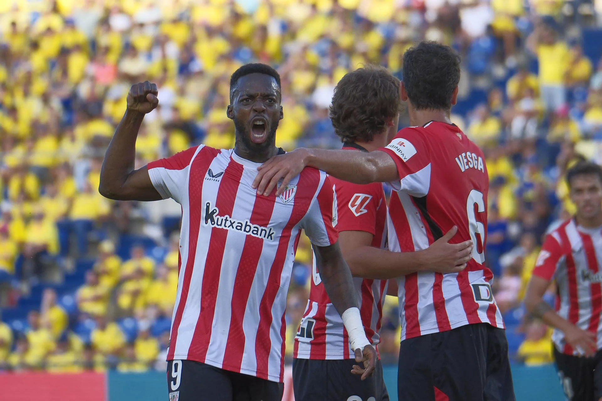 Iñaki Williams celebra uno de los tres goles del Athletic, todos a pase suyo. / ÁNGEL MEDINA G-EFE