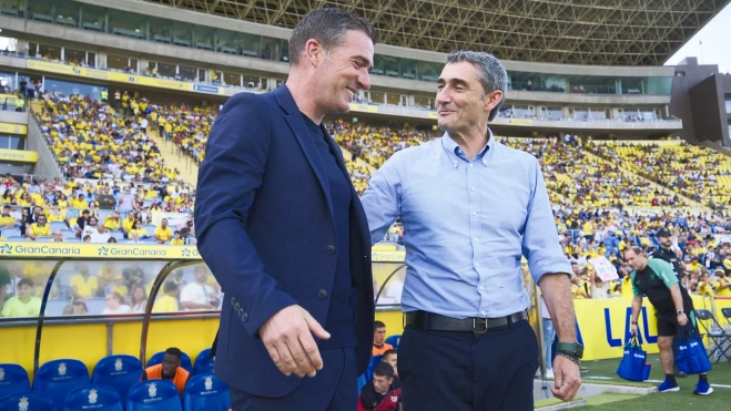 Luis Carrión saluda a Ernesto Valverde antes del partido entre la UD Las Palmas y el Athletic Club. / ÁNGEL MEDINA G.-EFE