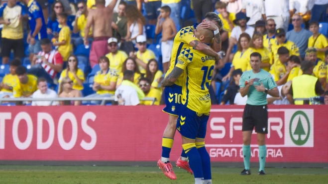 Moleiro abraza a Sandro tras el primer gol de la UD Las Palmas. / ÁNGEL MEDINA G.-EFE