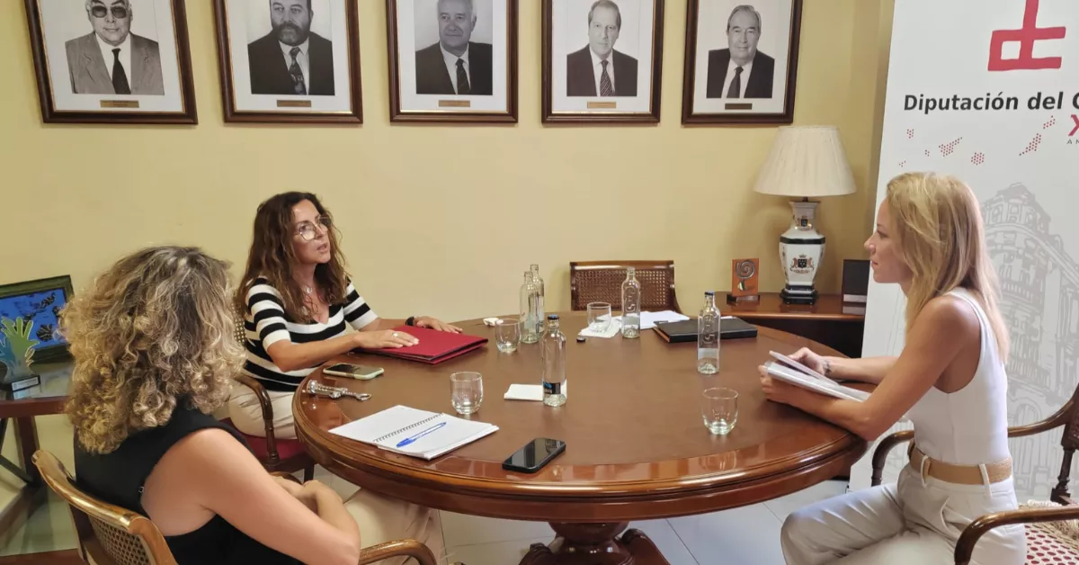 La Diputada del Común, Lola Padrón, recibió este martes a la representante y portavoz de Intersindical Canaria en materia de dependencia, Yolanda Cívicos / DIPUTACIÓN DEL COMÚN
