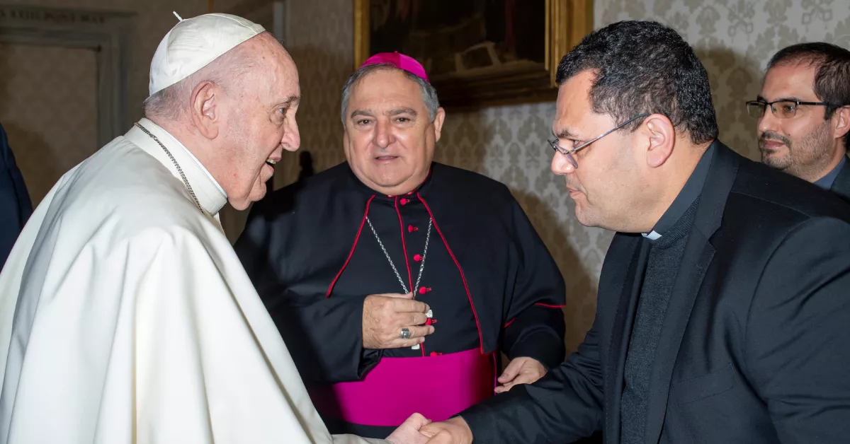 En el centro de la imagen, el obispo de Canarias, José Mazuelos, junto al papa Francisco / DIÓCESIS DE CANARIAS