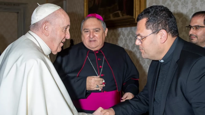 En el centro de la imagen, el obispo de Canarias, José Mazuelos, junto al papa Francisco / DIÓCESIS DE CANARIAS En el centro de la imagen, el obispo de Canarias, José Mazuelos, junto al papa Francisco / DIÓCESIS DE CANARIAS