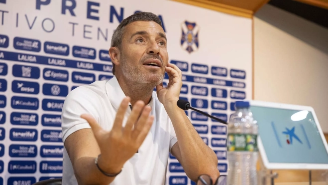 Óscar Cano durante la comparecencia de despedida como entrenador del CD Tenerife en el Heliodoro Rodríguez López./ EFE. Óscar Cano durante la comparecencia de despedida como entrenador del CD Tenerife en el Heliodoro Rodríguez López./ EFE.