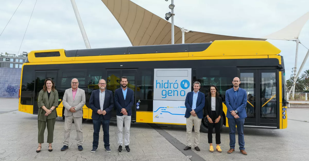 Foto de familia junto a la nueva guagua de hidrógeno verde / GUAGUAS MUNICIPALES