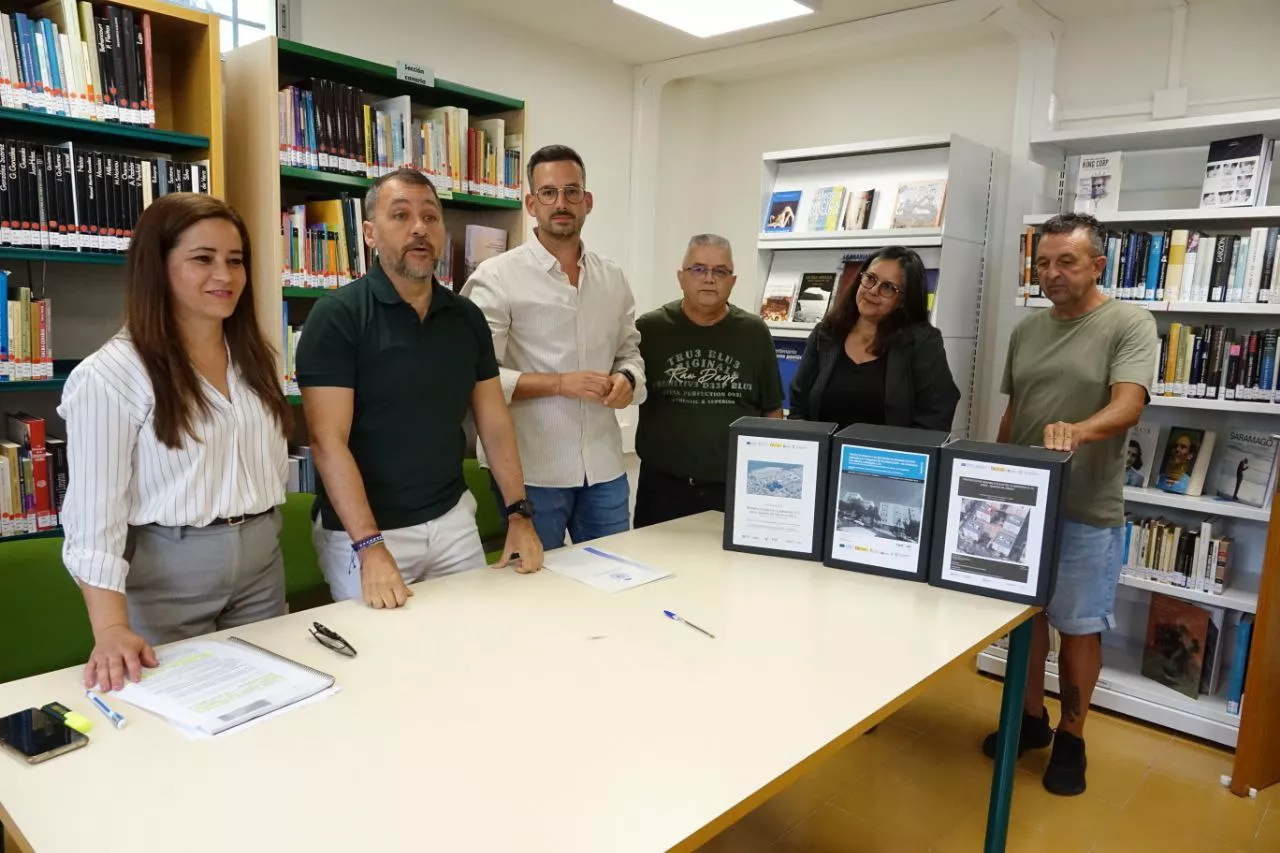 El alcalde, José Manuel Bermúdez, la concejala de Viviendas, Belén Mesa, y el edil del distrito Suroeste, Javier Rivero, entregan los proyectos de 281 viviendas en Añaza / CEDIDA