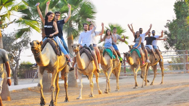 Unos turistas montando a camello | JESUS TENERIFE