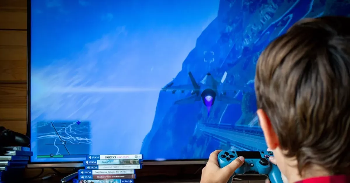 Imagen de un niño jugando a un videojuego / PEXELS