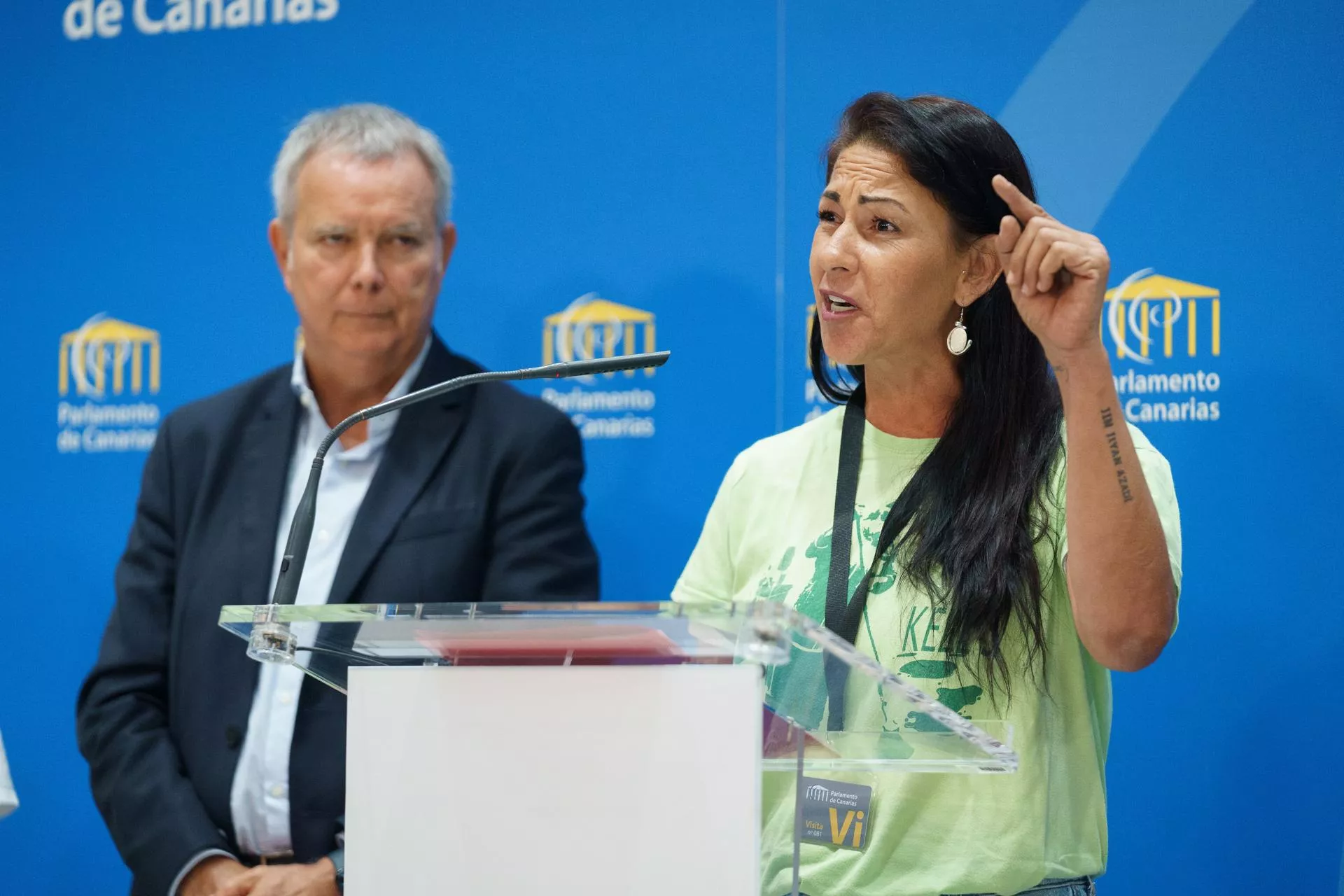 La portavoz y fundadora de las Kellys en Canarias, Myriam Barros (d) y el portavoz del grupo socialista en el Parlamento de Canarias, Sebastián Franquis (i) durante la rueda de prensa./ EFE/RAMÓN DE LA ROCHA La portavoz y fundadora de las Kellys en Canarias, Myriam Barros (d) y el portavoz del grupo socialista en el Parlamento de Canarias, Sebastián Franquis (i) durante la rueda de prensa./ EFE/RAMÓN DE LA ROCHA