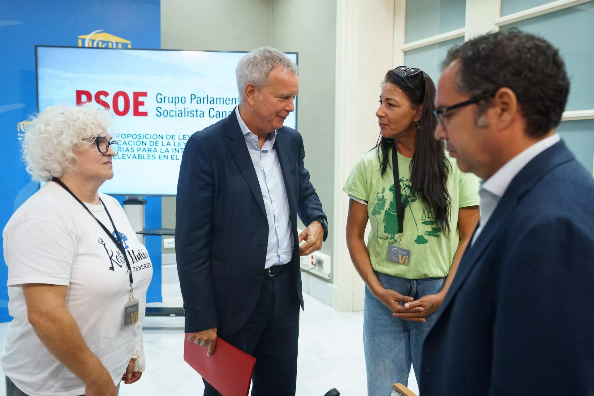 El portavoz del grupo Socialista en el Parlamento de Canarias, Sebastián Franquis (2i) el diputado socialista, Gustavo Santana (d); la portavoz y fundadora de las Kellys en Canarias, Myriam Barros (2d) y la asociación Kellys Unión Tenerife, Carmen Luz Méndez (i)./ EFE/RAMÓN DE LA ROCHA El portavoz del grupo Socialista en el Parlamento de Canarias, Sebastián Franquis (2i) el diputado socialista, Gustavo Santana (d); la portavoz y fundadora de las Kellys en Canarias, Myriam Barros (2d) y la asociación Kellys Unión Tenerife, Carmen Luz Méndez (i)./ EFE/RAMÓN DE LA ROCHA