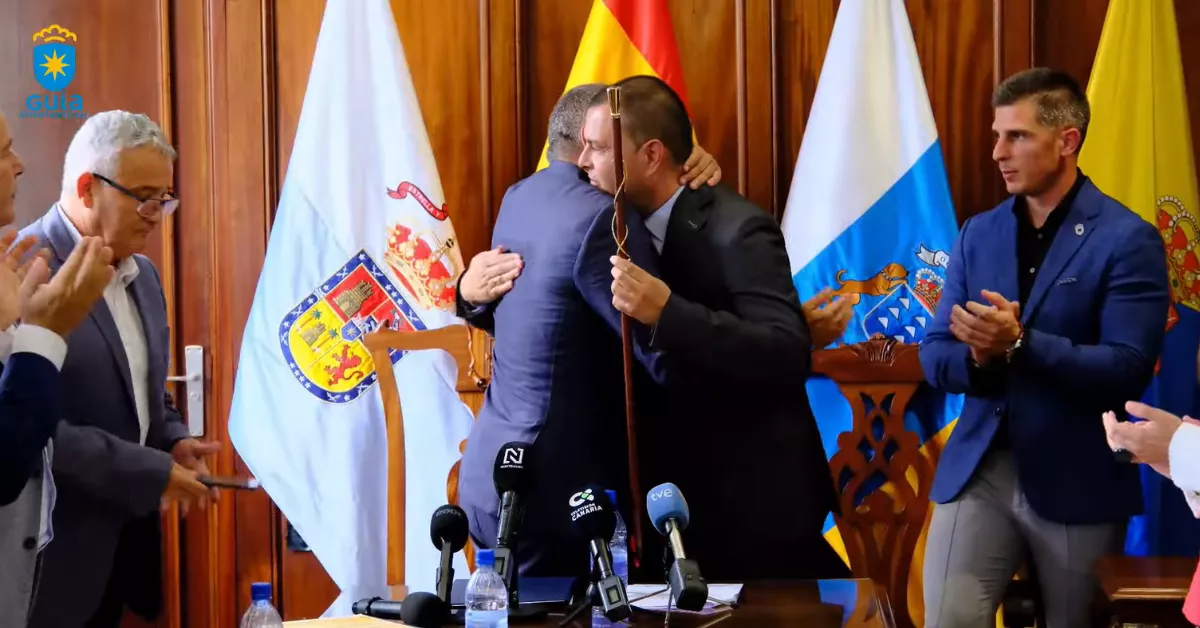 Imagen de la moción de censura en Santa María de Guía. Abrazo entre Alfredo Gonçalves y Pedro Rodríguez / AH Imagen de la moción de censura en Santa María de Guía. Abrazo entre Alfredo Gonçalves y Pedro Rodríguez / AH