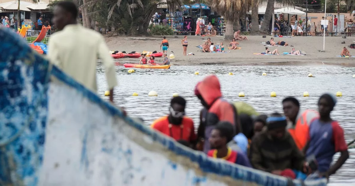 Imagen de un cayuco llegando al puerto de Los Cristianos, en el sur de Tenerife / EFE / ALBERTO VALDÉS