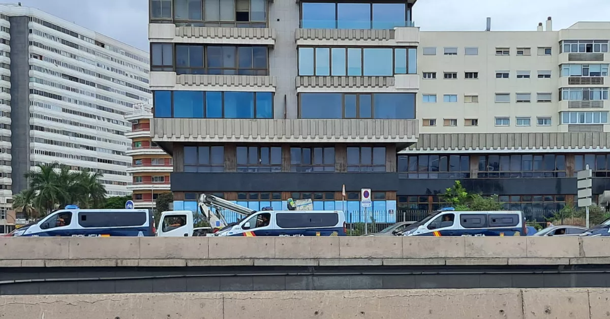 Imagen de los agentes de la Policía Nacional que acudían al lugar de los hechos / AH