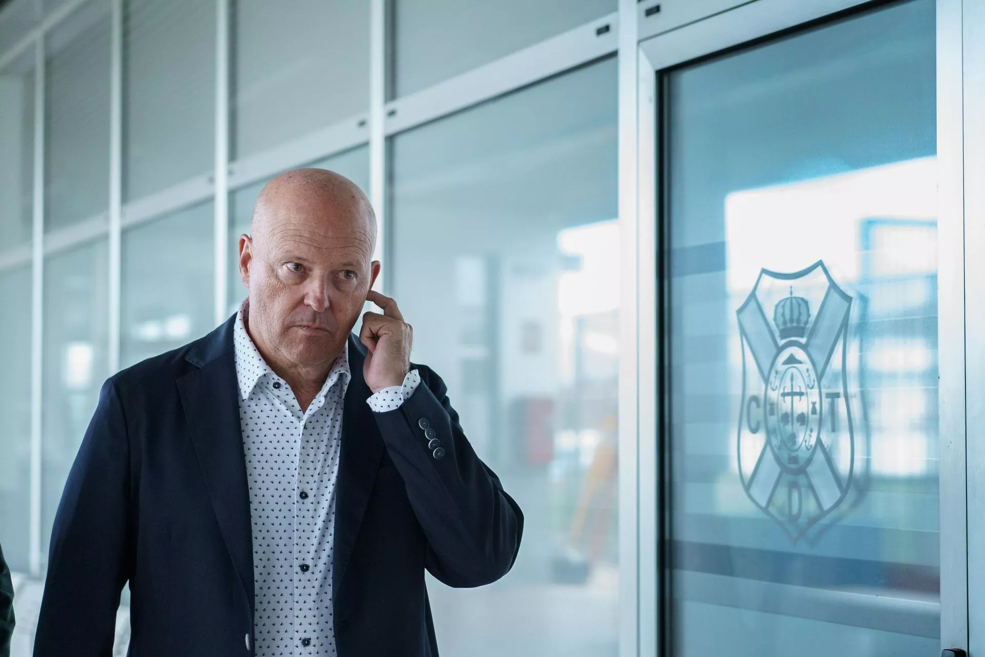 Pepe Mel se dirige a la sala de prensa de la Ciudad Deportiva Javier Pérez en su primer día como nuevo entrenador del Tenerife./ RAMÓN DE LA ROCHA. EFE.