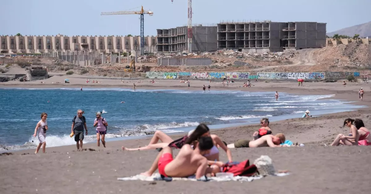 Turistas en una playa de Canarias / EFE