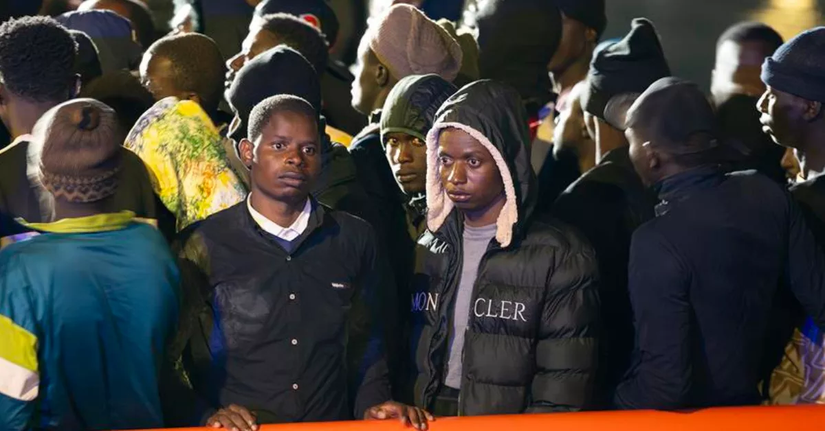 En la imagen, la Guardamar Talía llega de madrugada al puerto de Arrecife (Lanzarote) con unas 170 personas localizadas a bordo de cuatro pateras y neumáticas en aguas cercanas a la isla / EFE - Adriel Perdomo En la imagen, la Guardamar Talía llega de madrugada al puerto de Arrecife (Lanzarote) con unas 170 personas localizadas a bordo de cuatro pateras y neumáticas en aguas cercanas a la isla / EFE - Adriel Perdomo