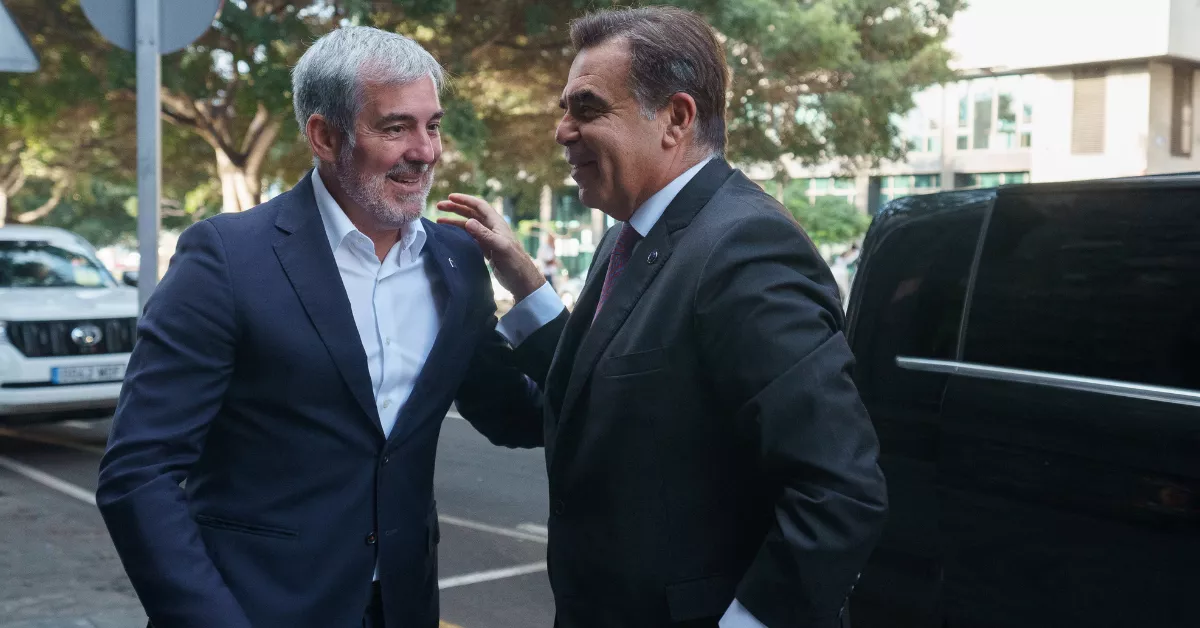 El presidente de Canarias, Fernando Clavijo (i), saluda al vicepresidente de la Comisión Europea, Margaritis Schinas, antes del inicio de la reunión que tendrán para abordar la crisis migratoria q