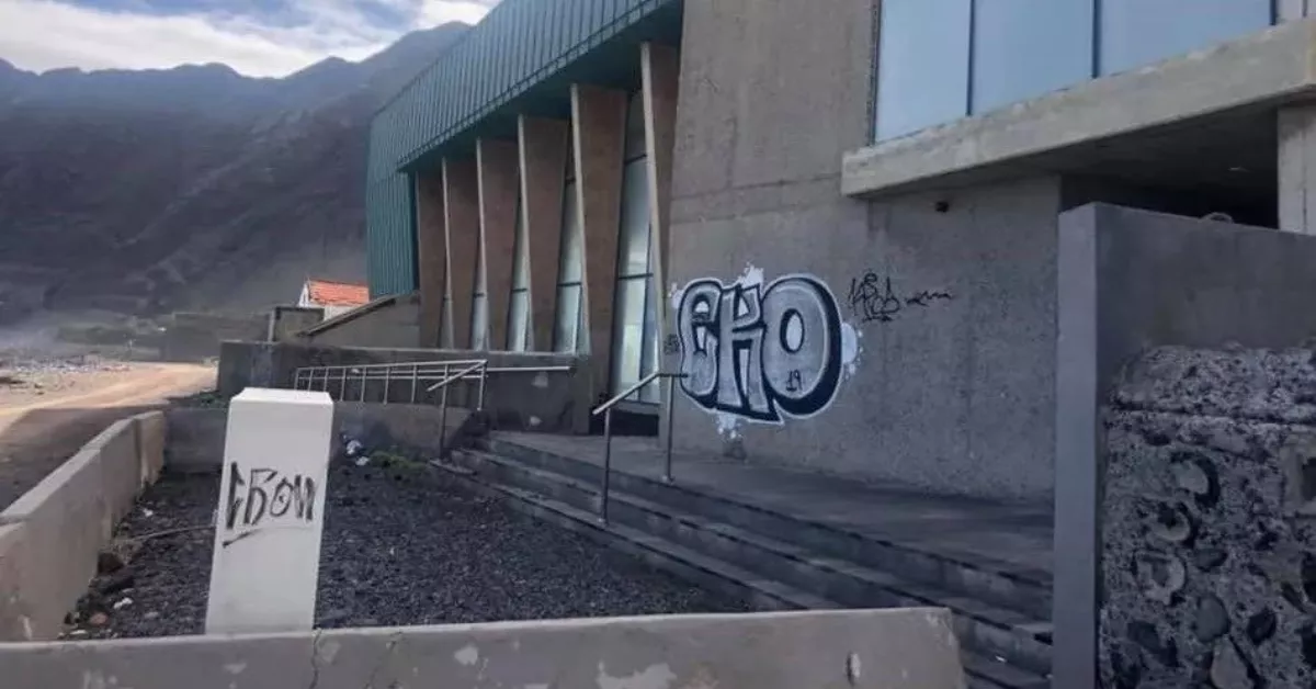 Centro de talasoterapia o espá abandonado en la playa de Hermigua (La Gomera)./ ARCHIVO