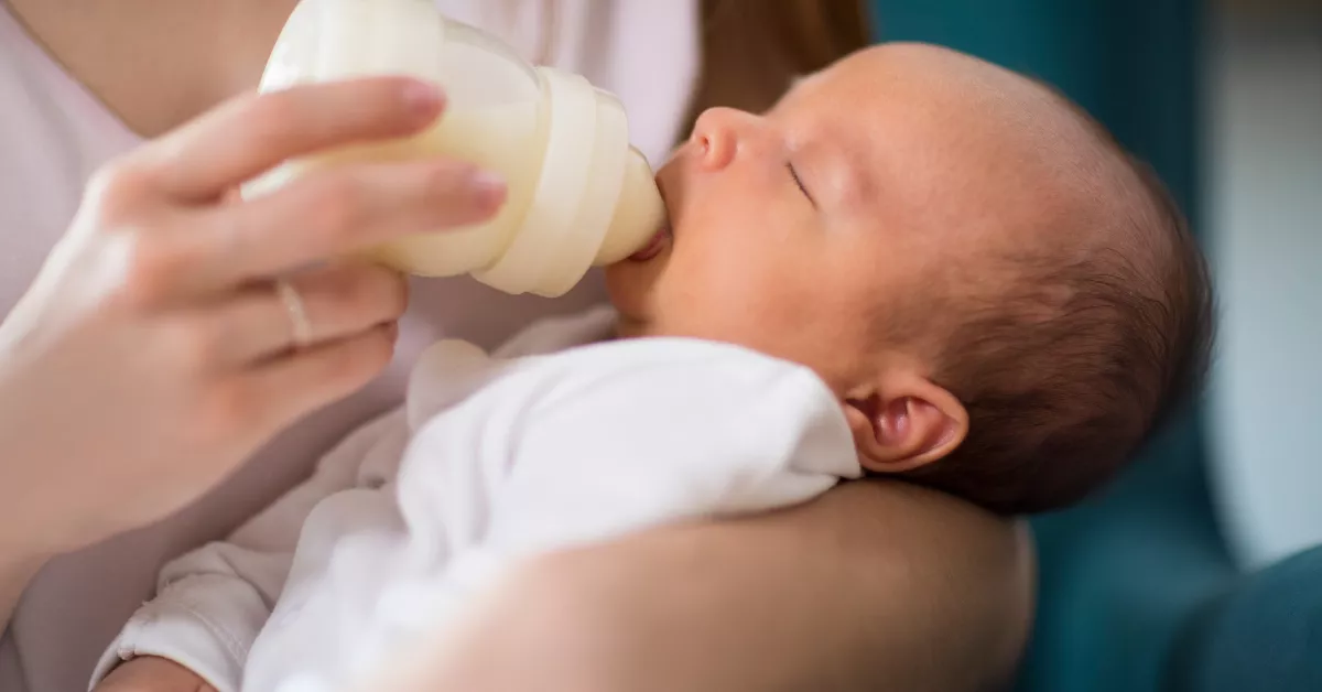 Imagen de un bebé tomando biberón / AH