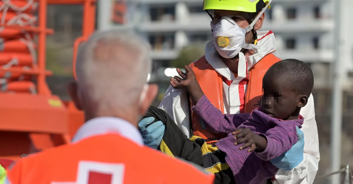 Un miembro de Salvamento Marítimo lleva en brazos un bebé tras llegar a puerto de La Restinga, El Hierro, este miércoles, el buque con 57 migrantes rescatados de un cayuco. EFEGelmert Finol Un miembro de Salvamento Marítimo lleva en brazos un bebé tras llegar a puerto de La Restinga, El Hierro, este miércoles, el buque con 57 migrantes rescatados de un cayuco. EFEGelmert Finol