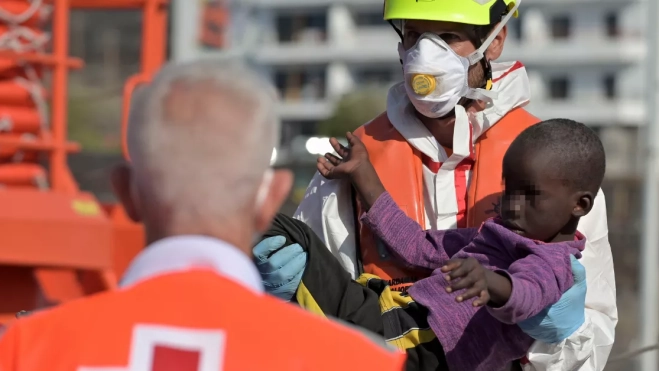 Un miembro de Salvamento Marítimo lleva en brazos un bebé tras llegar a puerto de La Restinga, El Hierro, este miércoles, el buque con 57 migrantes rescatados de un cayuco. EFEGelmert Finol Un miembro de Salvamento Marítimo lleva en brazos un bebé tras llegar a puerto de La Restinga, El Hierro, este miércoles, el buque con 57 migrantes rescatados de un cayuco. EFEGelmert Finol