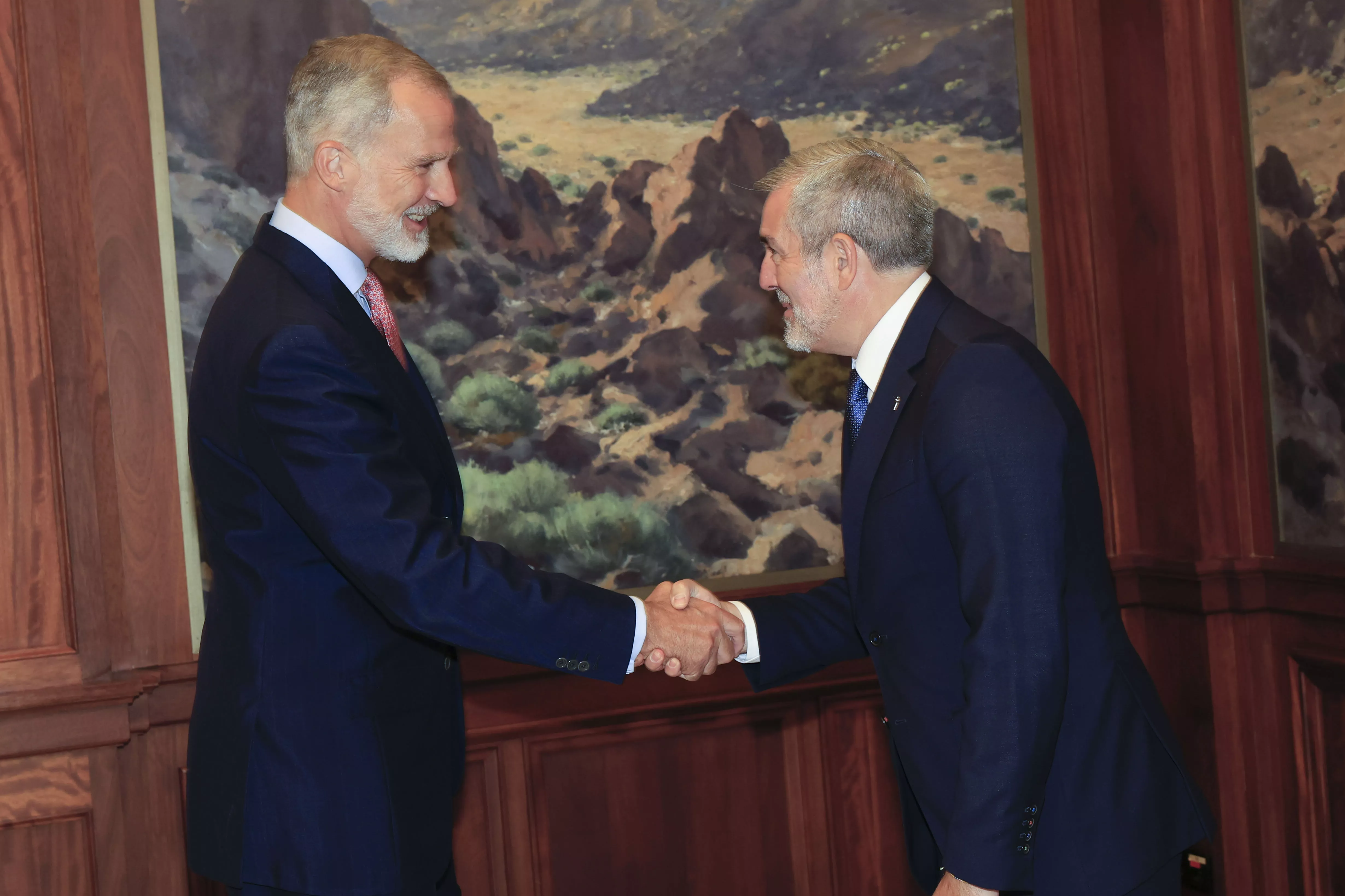 El Rey Felipe VI saluda al presidente del Gobierno de Canarias, Fernando Clavijo, durante el encuentro este miércoles en Santa Cruz de Tenerife. EFE/Casa Real/Francisco Gómez